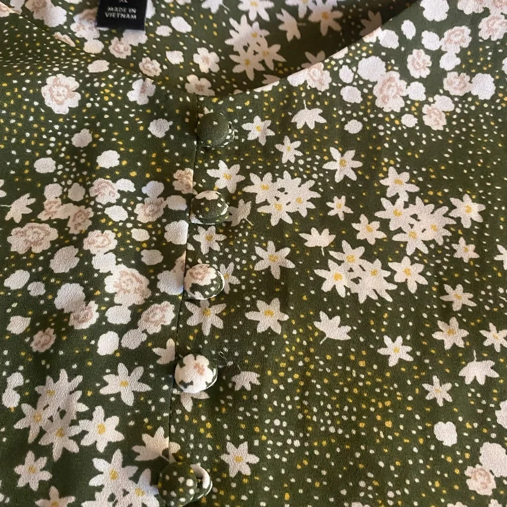 Ann Taylor, green and white sleeveless top, blouse. women’s size XL. - Picture 4 of 6